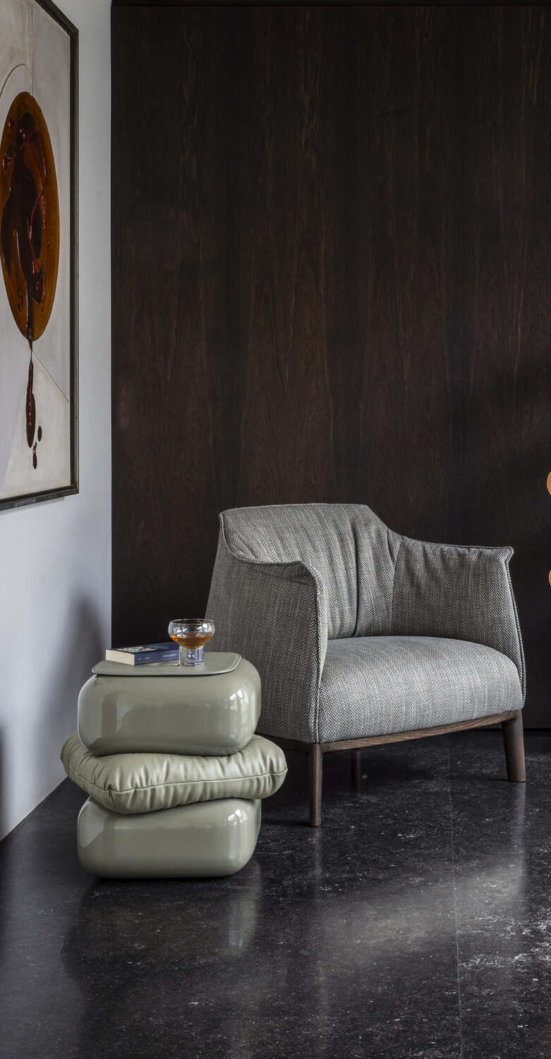 Archibald | 木质底座扶手椅 Poltrona Frau的Archibald扶手椅,木质底座,Pelle Frau®皮革与手工缝线,风格现代优雅。