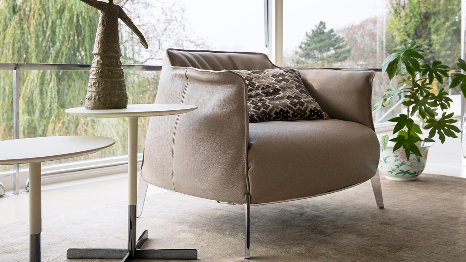 02 archibald gran comfort armchair