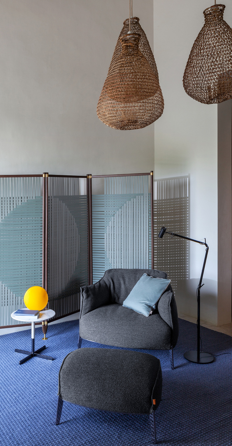 Poltrona Frau的Archibald Gran Comfort脚凳，高级皮革打造，意大利设计杰作。