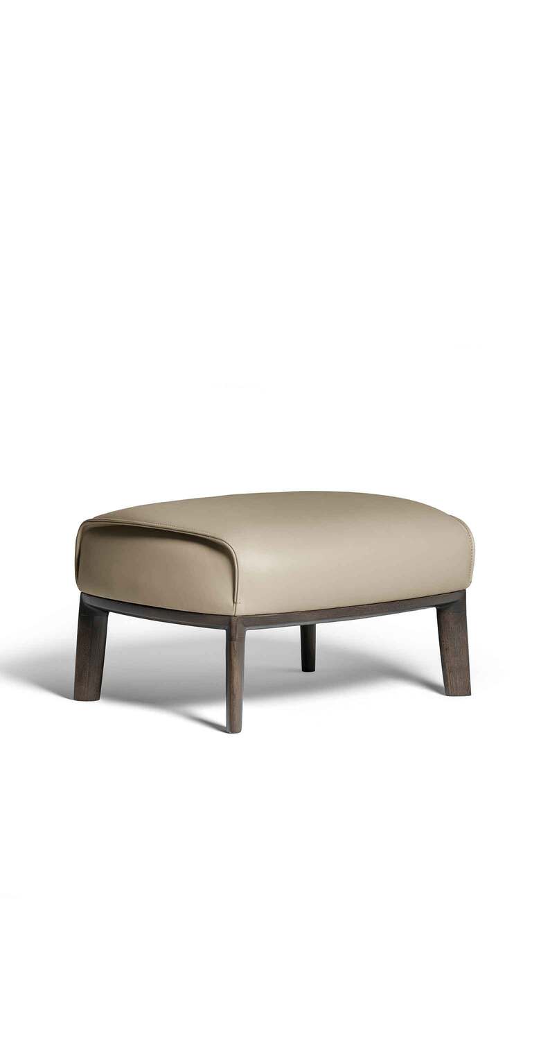 Archibald | 带木质底座的长椅 Archibald脚凳,实木底座与皮革包覆,体现意大利工艺与优雅。