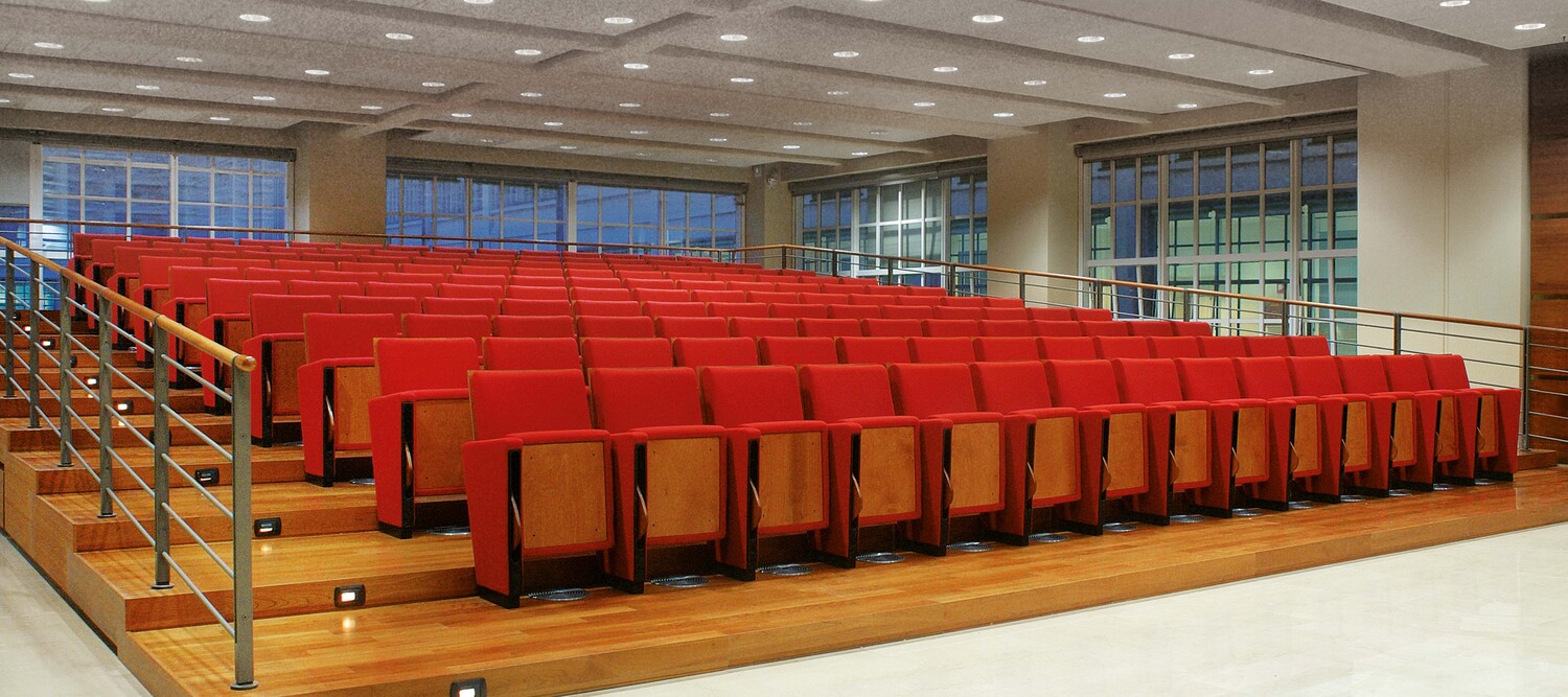 Ascolto | 扶手椅 Poltrona Frau的Ascolto扶手椅,精选皮革与面料,展现经典意式工艺。