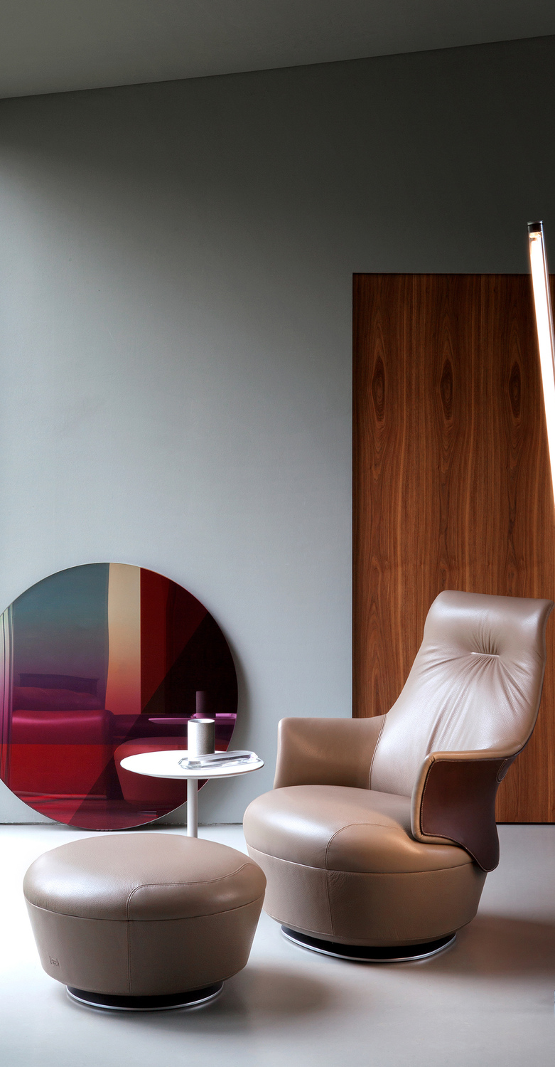 Assaya | 坐墩 Poltrona Frau的Assaya脚凳,Pelle Frau®皮革或织物,带可见马鞍皮边饰,老化山毛榉结构,Satyendra Pakhalé设计