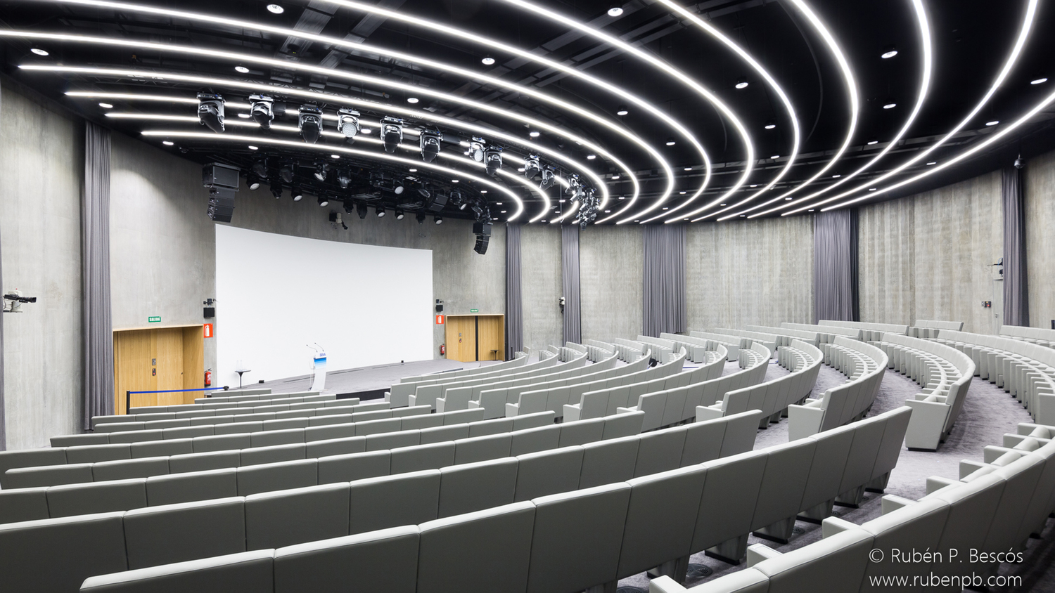 BBVA Poltrona Frau x BBVA Madrid: arredi esclusivi per spazi direzionali, dove eleganza e qualità si incontrano nel segno del design italiano.