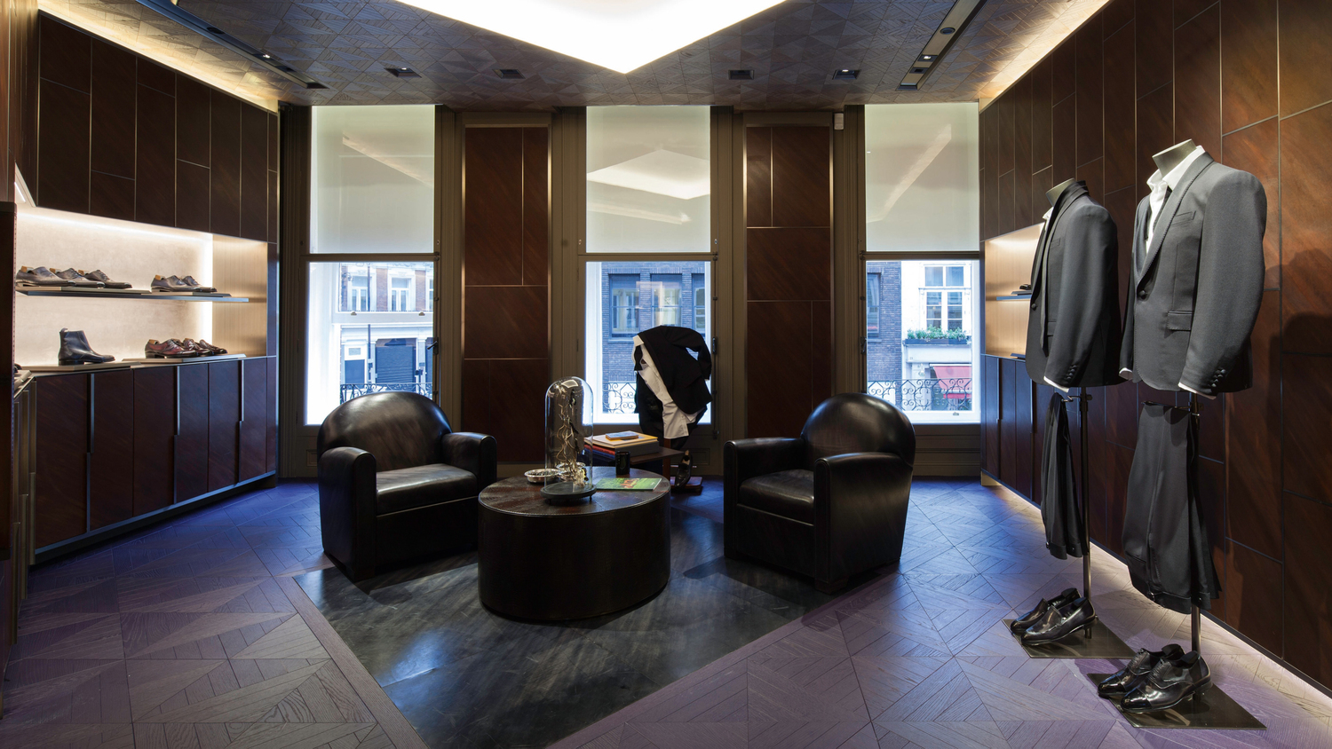 Berluti Boutiques Boutique Berluti arredata da Poltrona Frau, con mobili in pelle e legno, esempio di lusso e artigianalità italiana.