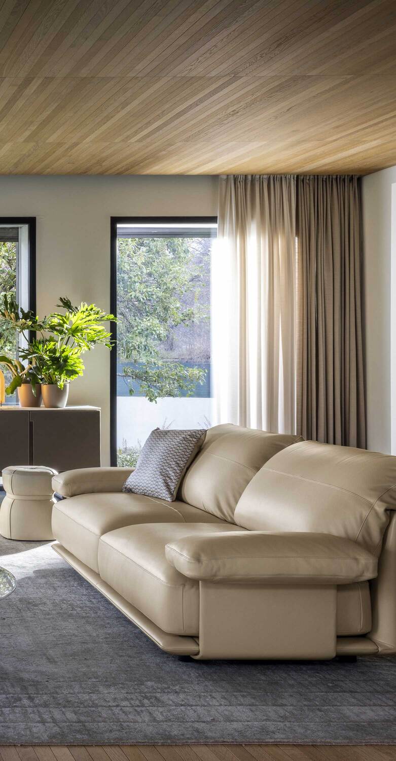 Poltrona Frau的Blisscape沙发，采用Pelle Frau®包覆，环绕式设计，适合豪华客厅。