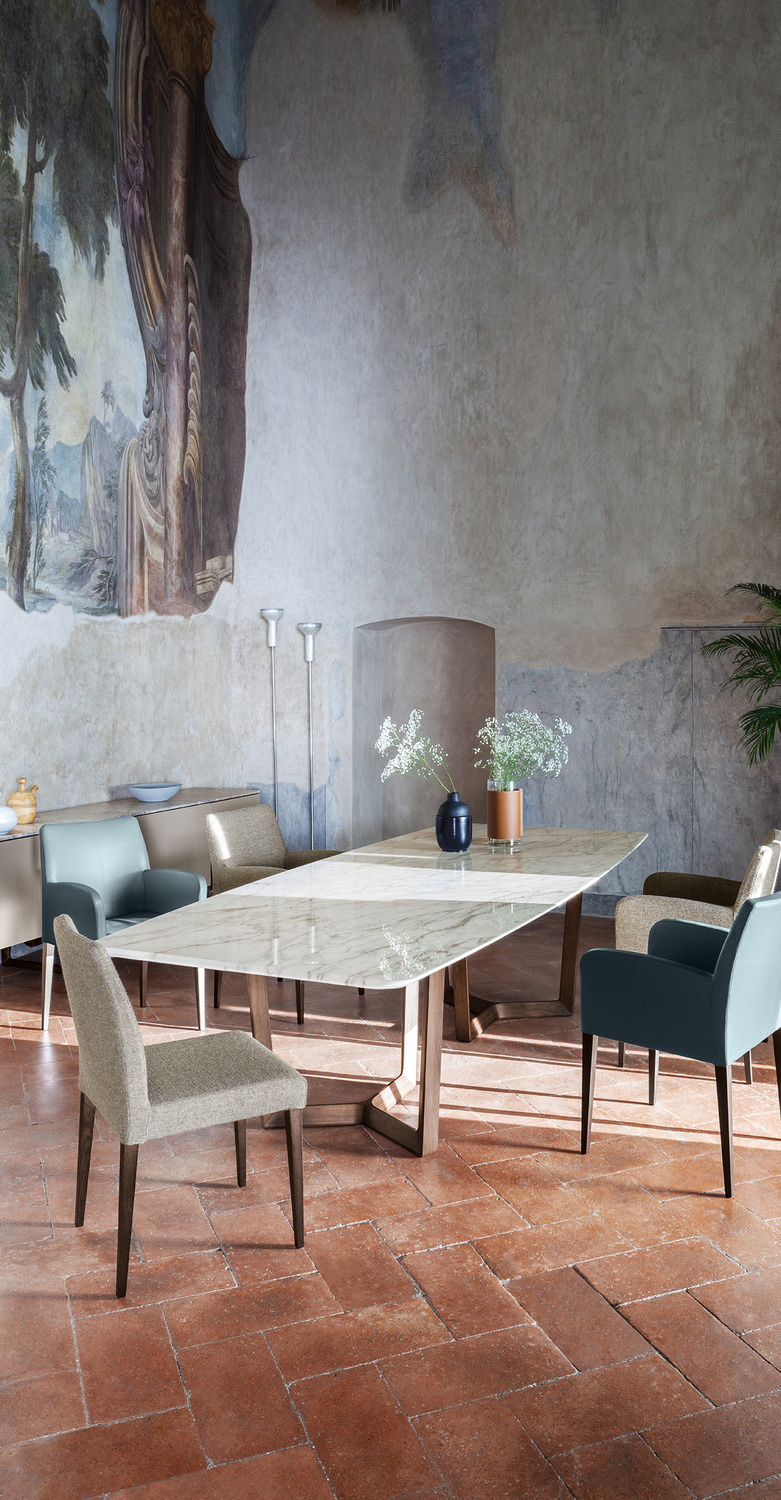 Bolero Ravel | 桌子 Poltrona Frau的Bolero Ravel餐桌,Roberto Lazzeroni设计,三角形梣木或胡桃木桌腿,桶状Calacatta Oro或Fior di Pesco大理石桌面,意大利奢华工艺
