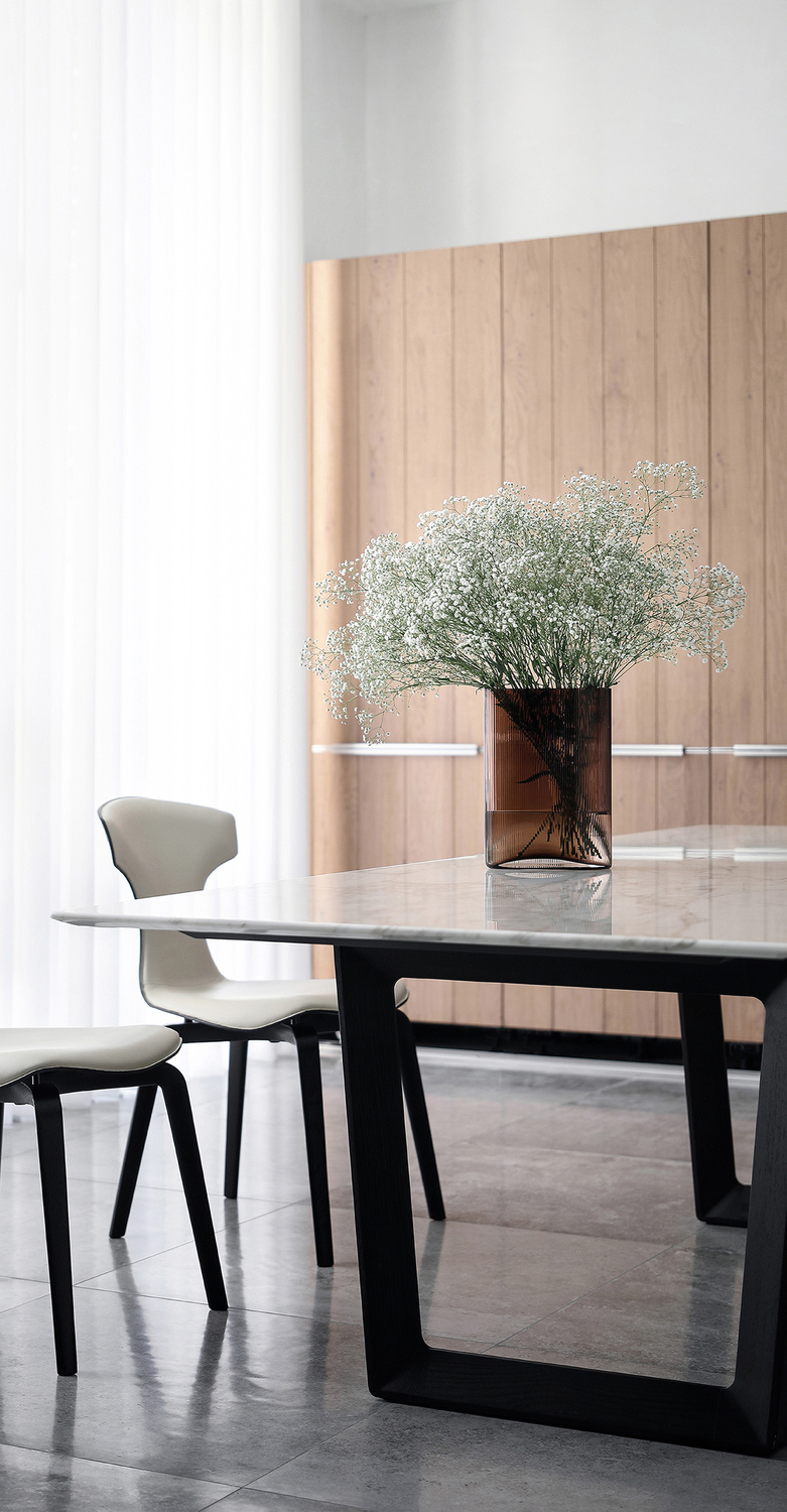 Bolero | 长方桌 Poltrona Frau的Bolero Rectangular餐桌,Roberto Lazzeroni设计,三角形截面实木支架(梣木或卡纳莱托胡桃木),大理石或木质桌面带特色镶嵌工艺,意大利奢华手工艺