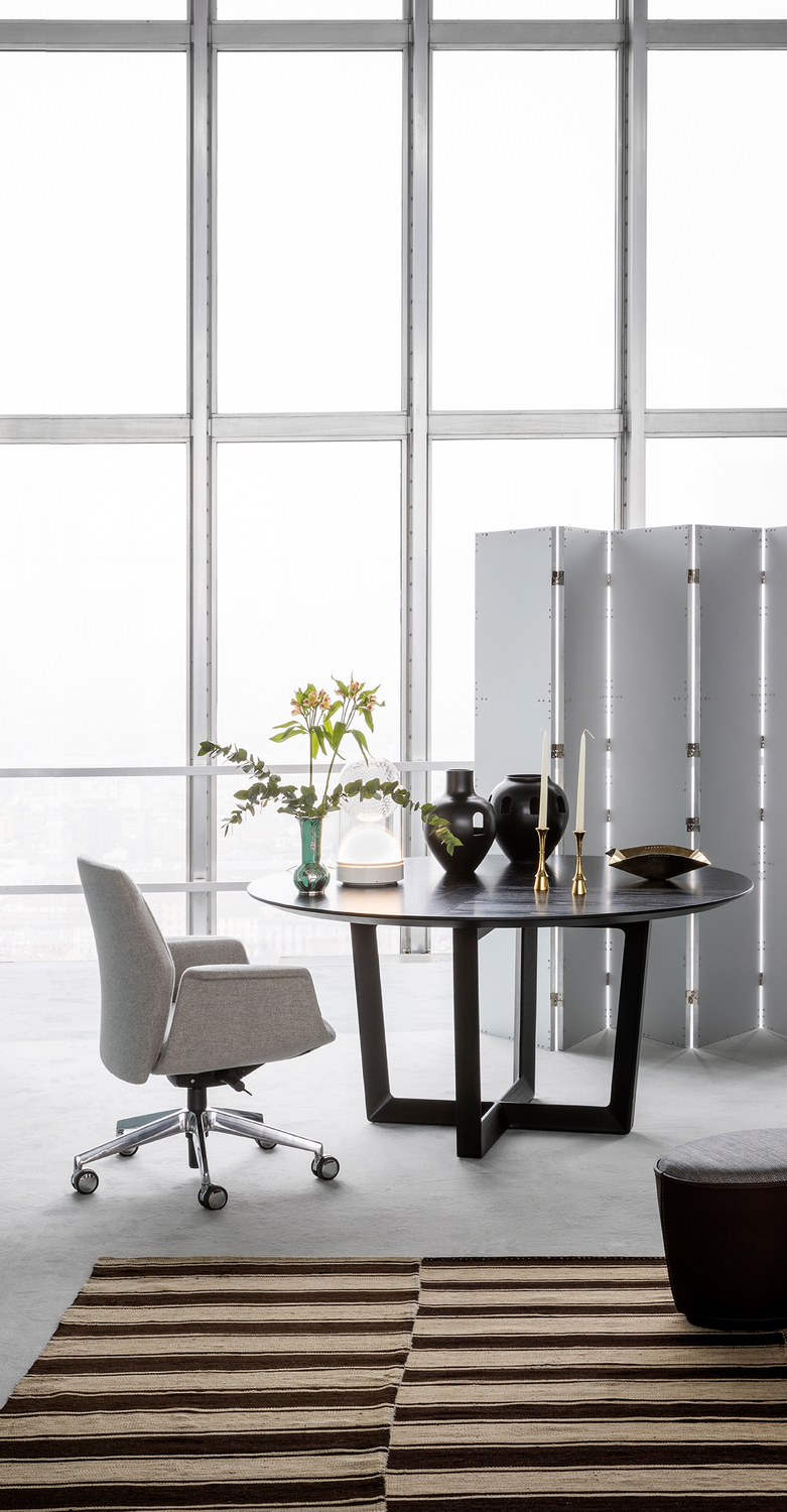 Poltrona Frau的Bolero圓桌，實木打造，設計精緻典雅。