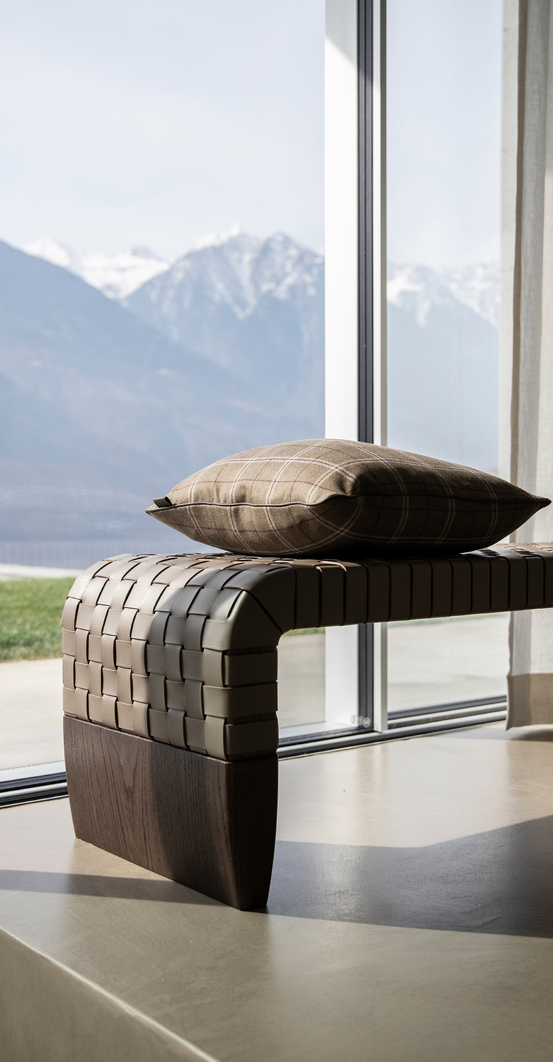 Brera | 长凳 Poltrona Frau Brera长凳,意大利奢华设计,手工编织鞍皮座面与摩卡或乌木色实心白蜡木腿