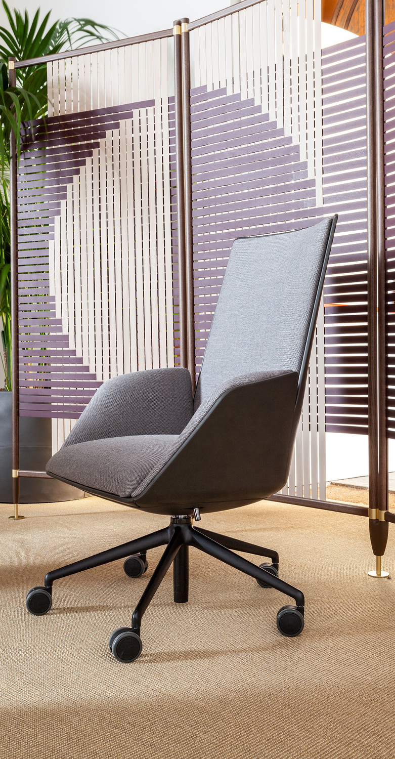 Cercle | 办公椅 Poltrona Frau Cercle办公椅,Lievore Altherr Park设计,人体工学同步机制,差异化密度填充,抛光铝或黑漆五星脚,可选Pelle Frau®皮革或皮革-织物组合