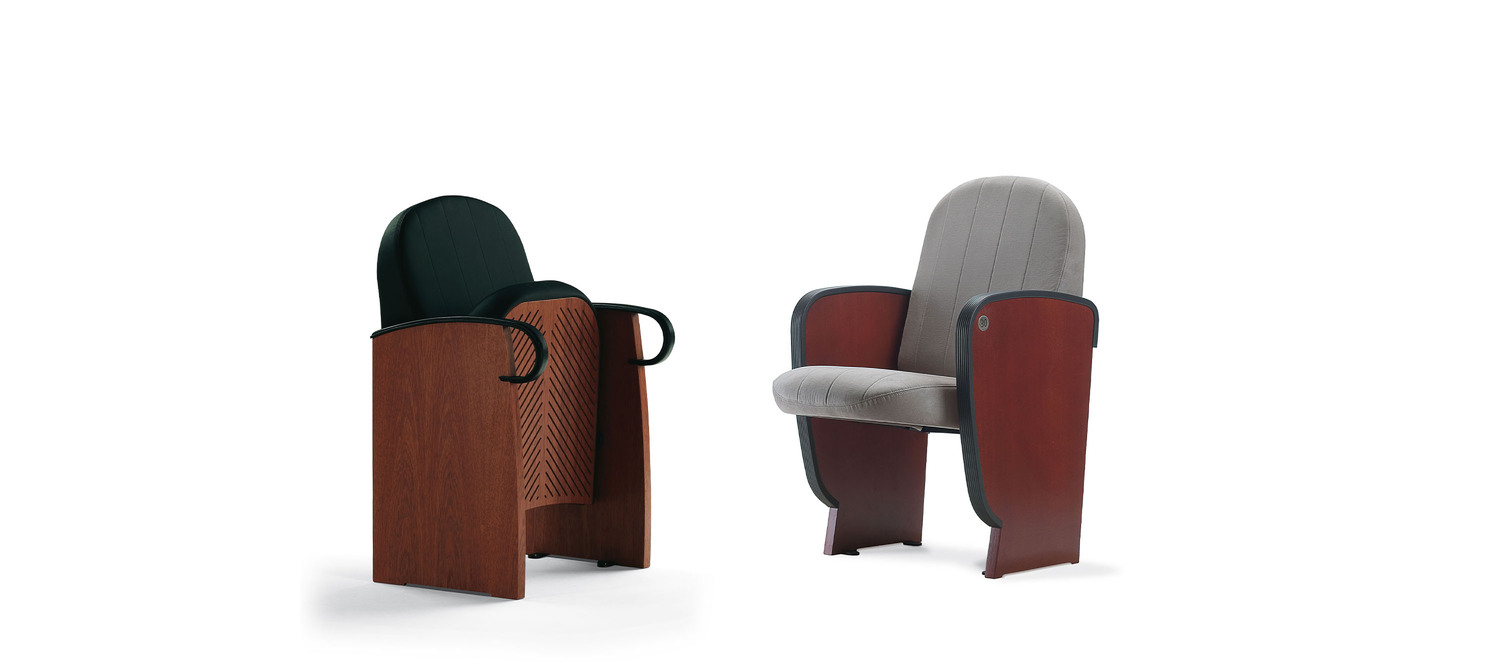 Circa | 扶手椅 Poltrona Frau 的 Circa 可翻转座椅,兼具技术感与精致设计,提供 Pelle Frau® 皮革、织物或天鹅绒饰面。