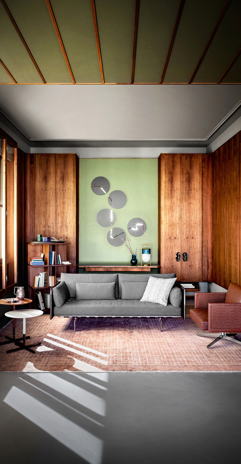 Clayton | 沙发 Poltrona Frau的Clayton沙发,高级定制设计,手工编织马鞍皮带,精致X形缝线,钌金属钢脚,鹅绒靠垫