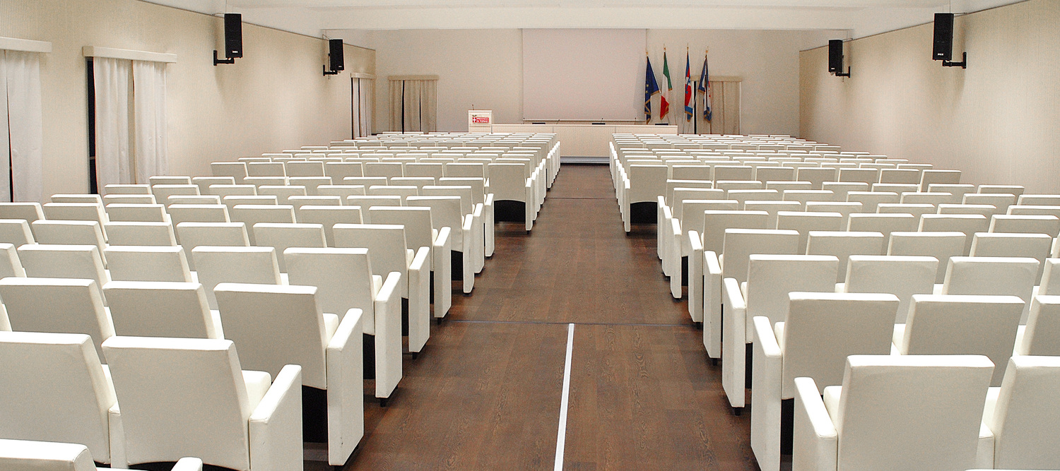 Corum | 扶手椅 Poltrona Frau 的 Corum 扶手椅,将优雅与实用相结合,采用金属结构与精致手工包覆。