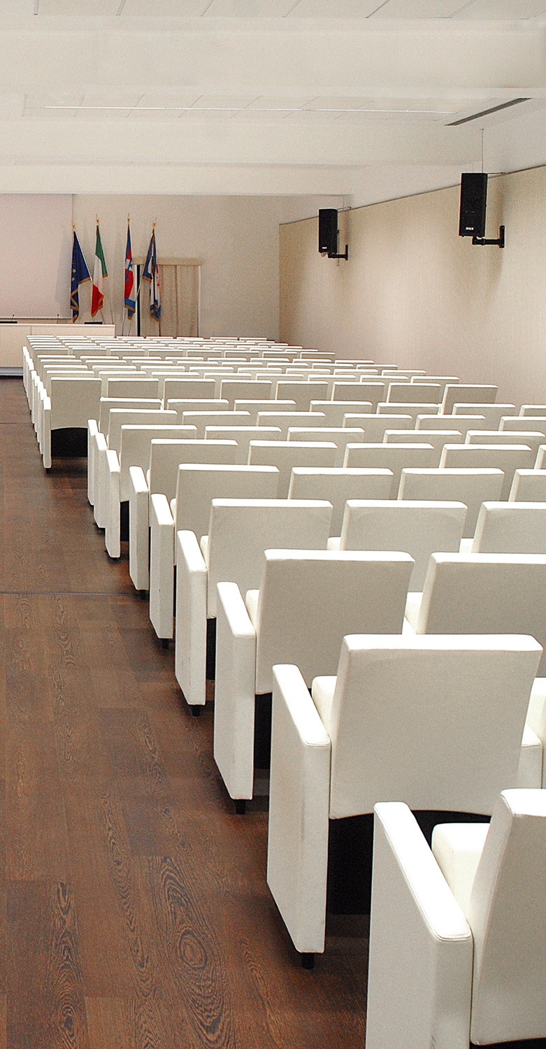 Corum | 扶手椅 Poltrona Frau 的 Corum 扶手椅,将优雅与实用相结合,采用金属结构与精致手工包覆。