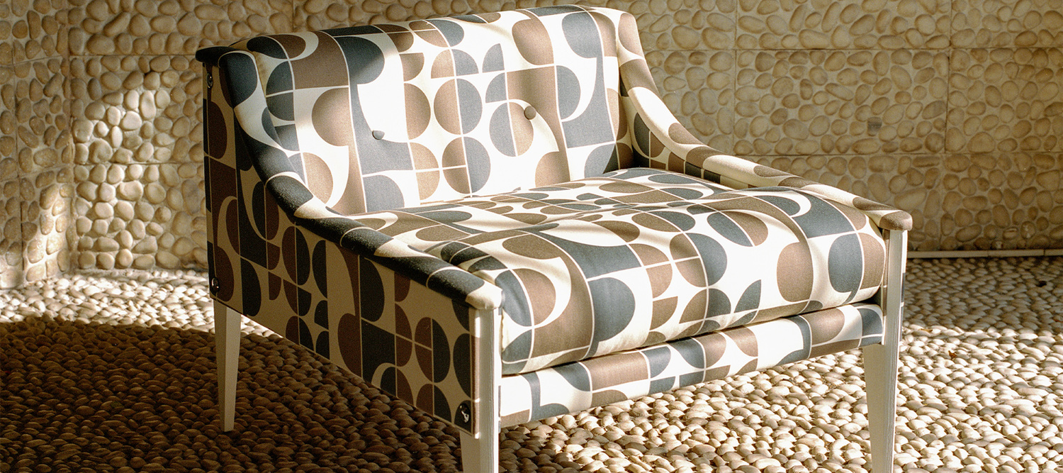 Poltrona Frau的Dezza 12扶手椅，Gio Ponti设计，Pelle Frau®皮革与织物结合，纤细扶手，精选榉木框架，锥形白蜡木腿，意大利工艺