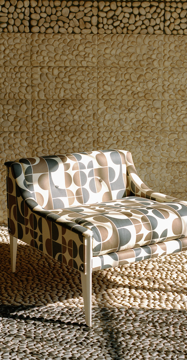 Poltrona Frau的Dezza 12扶手椅，Gio Ponti设计，Pelle Frau®皮革与织物结合，纤细扶手，精选榉木框架，锥形白蜡木腿，意大利工艺