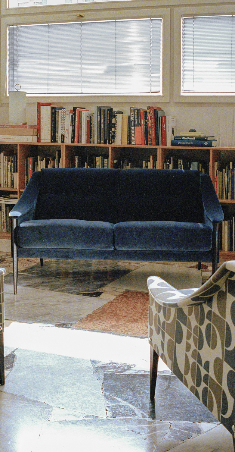 Dezza 24 | 沙发 Poltrona Frau的Dezza 24沙发,采用木质框架和Pelle Frau®包覆,展现意大利风格和工艺。