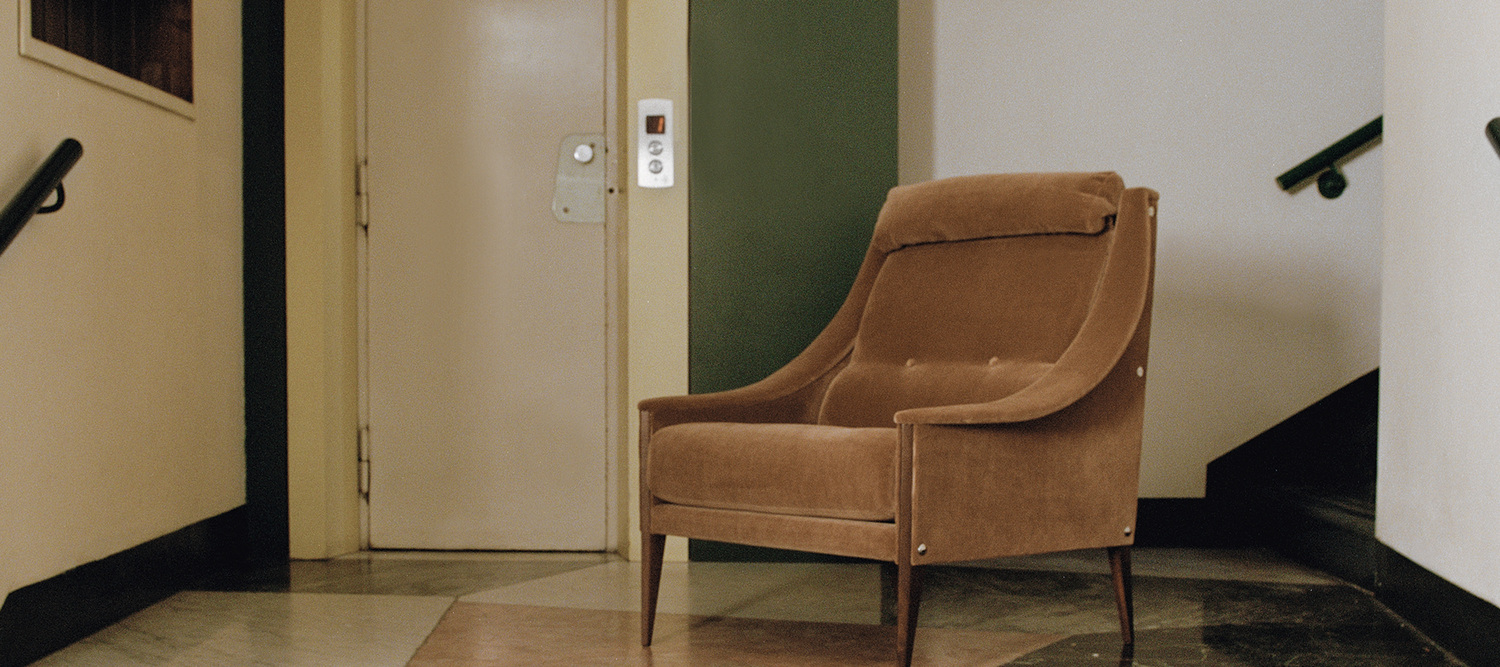 Dezza 48 | 扶手椅 Poltrona Frau的Dezza 48扶手椅,Gio Ponti设计,Pelle Frau®皮革,集成鹅绒头枕,模块化结构,黑色或白色漆面白蜡木或胡桃木腿