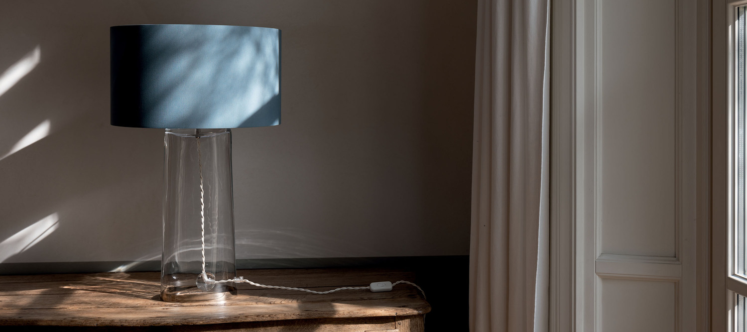 Poltrona Frau的Dido灯具，Jean-Marie Massaud设计，透明手工玻璃底座配布艺灯罩。