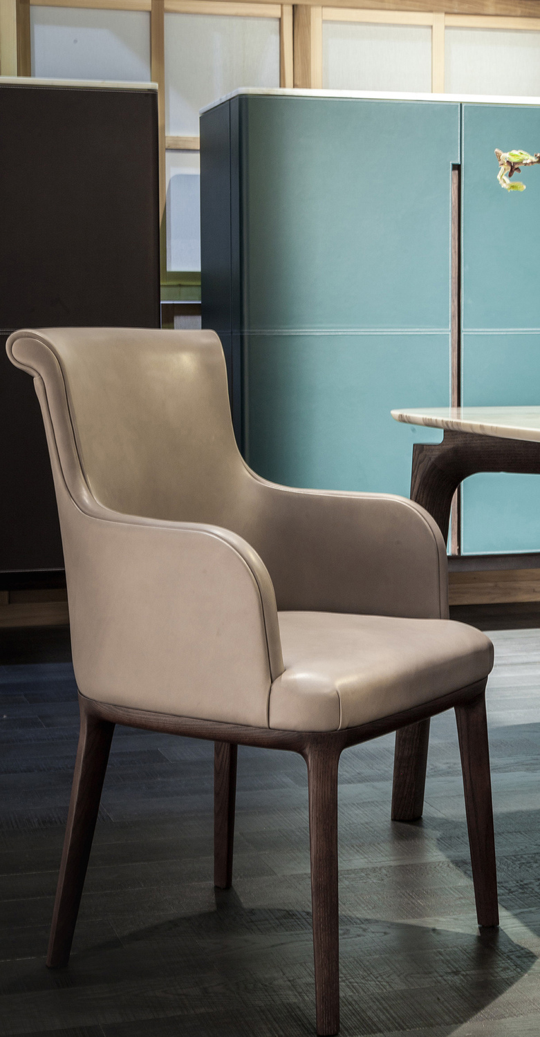 Diva | 小扶手椅 Poltrona Frau的Diva小扶手椅,Roberto Lazzeroni设计,Pelle Frau®皮革装饰,模压硬质聚氨酯外壳,胡桃色或摩卡色染色实心白蜡木腿,意大利奢华工艺
