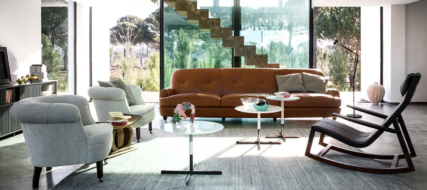 Poltrona Frau的Don’do摇椅，Jean-Marie Massaud设计，Pelle Frau®皮革，蒸汽弯曲实心橡木底座，仿古胡桃木色，纵向手工缝线，可调节头枕，意大利奢华工艺