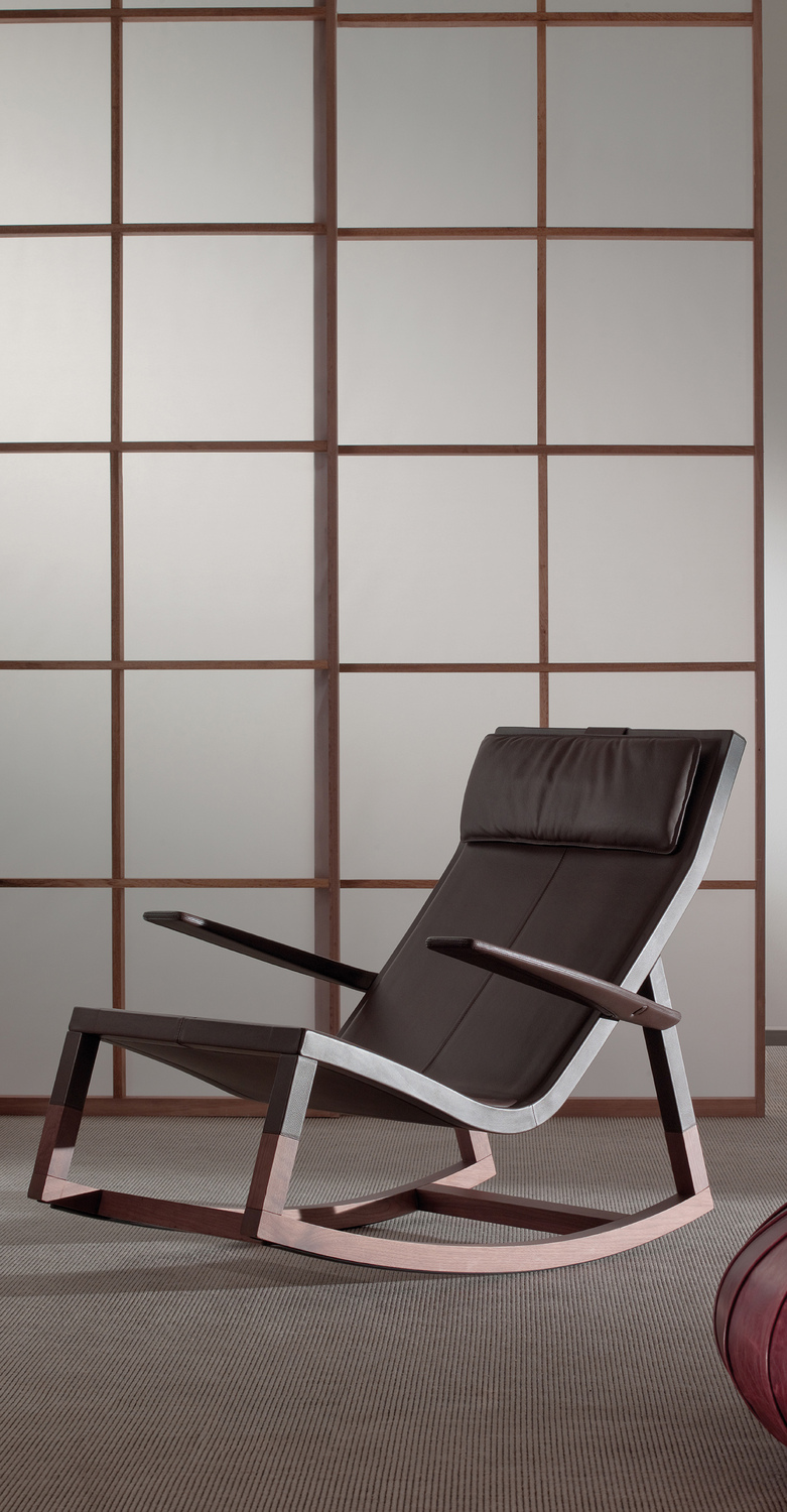 Poltrona Frau的Don’do摇椅，Jean-Marie Massaud设计，Pelle Frau®皮革，蒸汽弯曲实心橡木底座，仿古胡桃木色，纵向手工缝线，可调节头枕，意大利奢华工艺