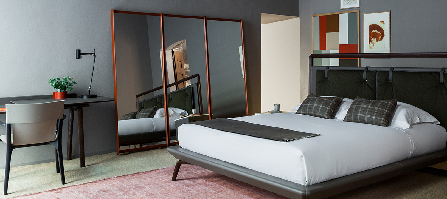 Dorian | Mirror The Dorian mirror by Poltrona Frau, designed by Roberto Lazzeroni, combines the brightness of glass with a leather frame. A minimal and refined design that brings discreet elegance to any space.