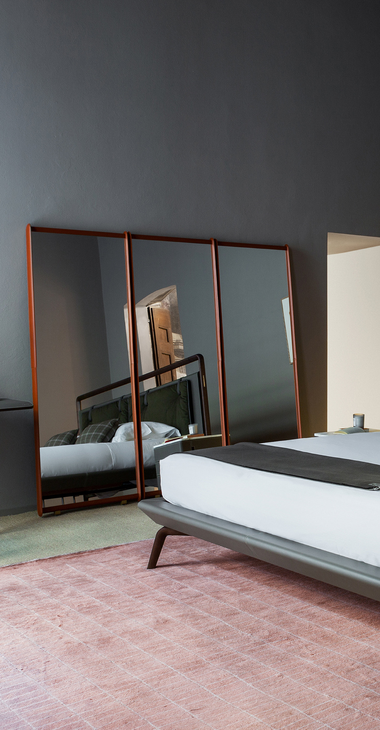 Dorian | Mirror The Dorian mirror by Poltrona Frau, designed by Roberto Lazzeroni, combines the brightness of glass with a leather frame. A minimal and refined design that brings discreet elegance to any space.