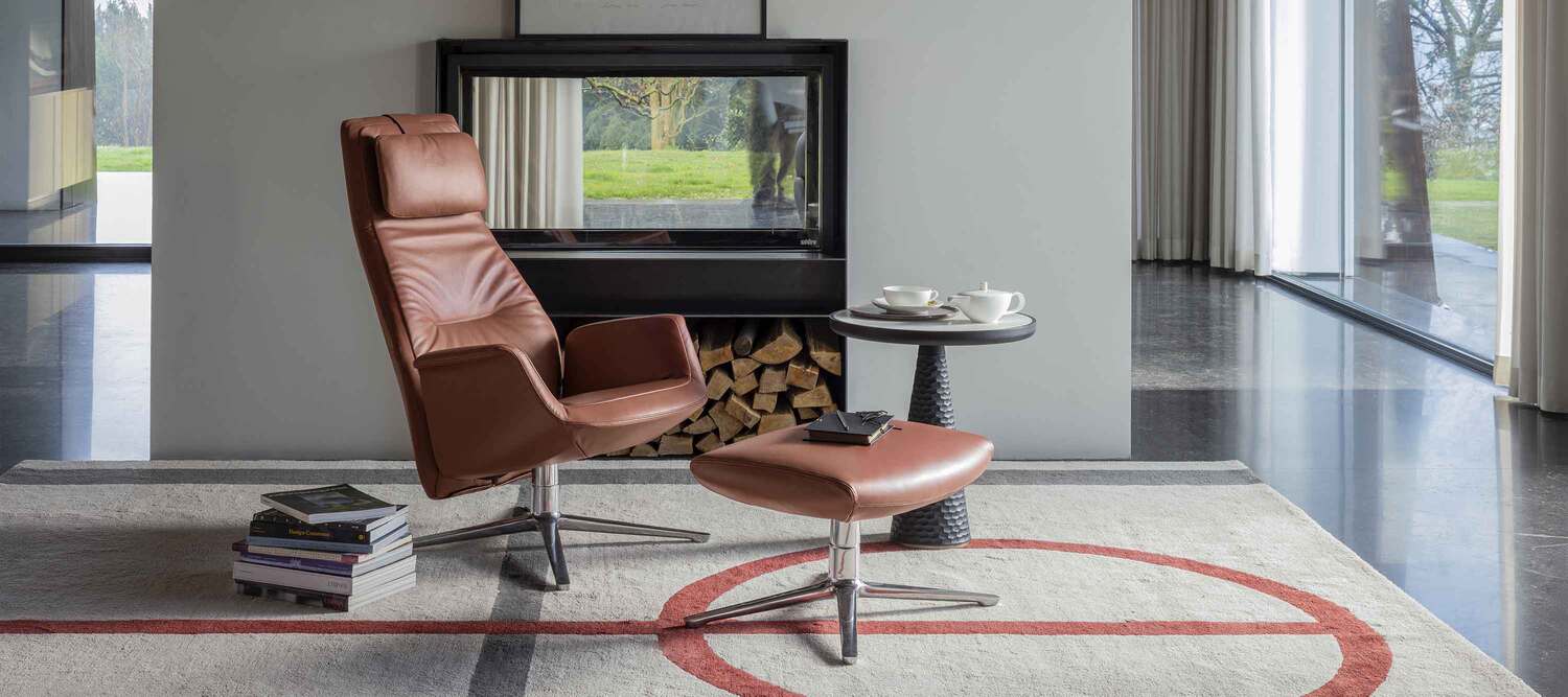 Poltrona Frau的Downtown Lounge扶手椅，Pelle Frau®包覆，现代意式设计线条。