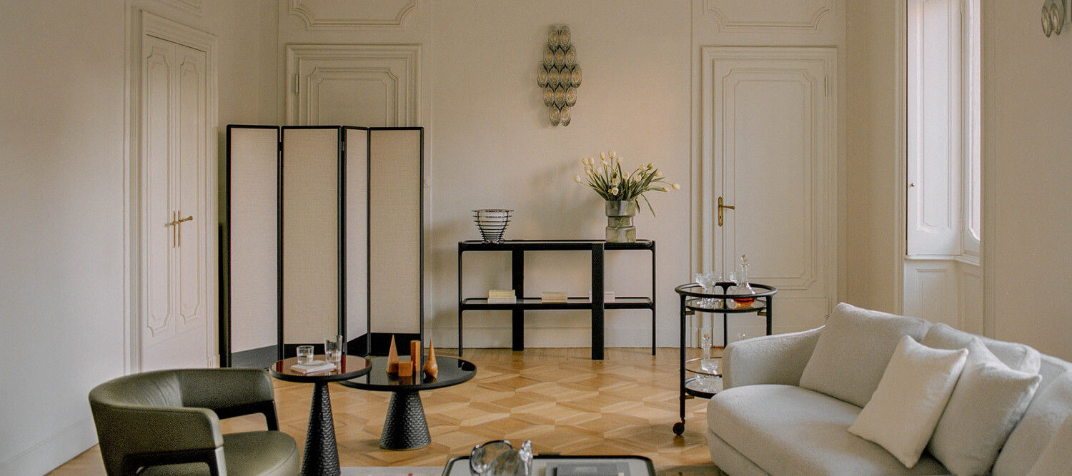 DUO | コンソール ポルトローナ・フラウのDUOコンソール。無垢のアッシュ材とブロンズ仕上げの金属パーツが、イタリアのクラフツマンシップを体現します。