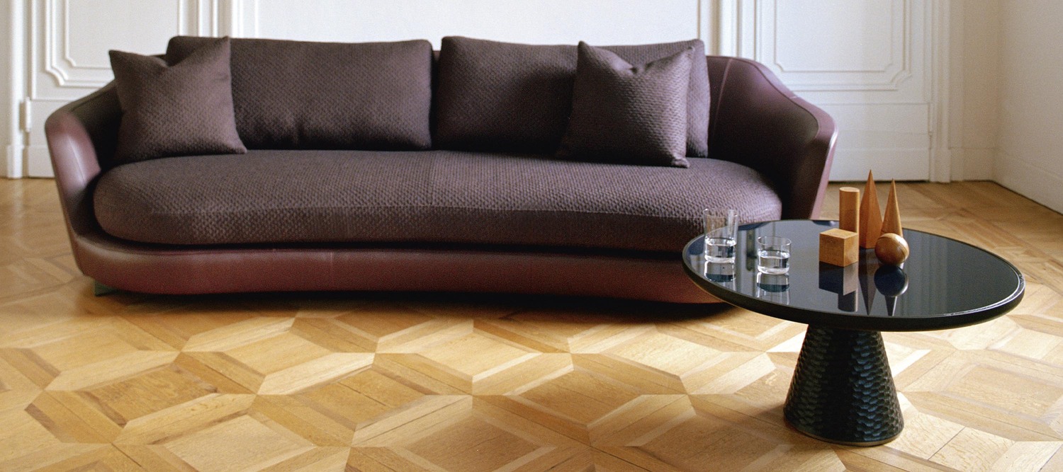 Table d’appoint DUO de Poltrona Frau avec base en frêne massif sculptée à la main, cadre en frêne teinté wengé, plateau en marbre ou verre laqué, luxe italien contemporain