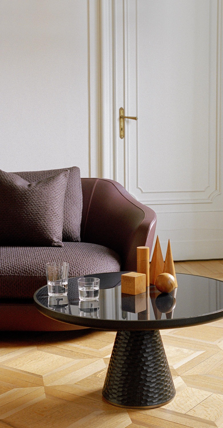 Table d’appoint DUO de Poltrona Frau avec base en frêne massif sculptée à la main, cadre en frêne teinté wengé, plateau en marbre ou verre laqué, luxe italien contemporain