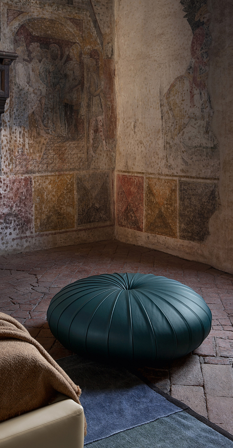 Esedra | Ottoman Esedra ottoman by Poltrona Frau with internal birch plywood and solid beech structure, black lacquered scratch-resistant wood base, polyurethane foam padding, Pelle Frau® leather upholstery