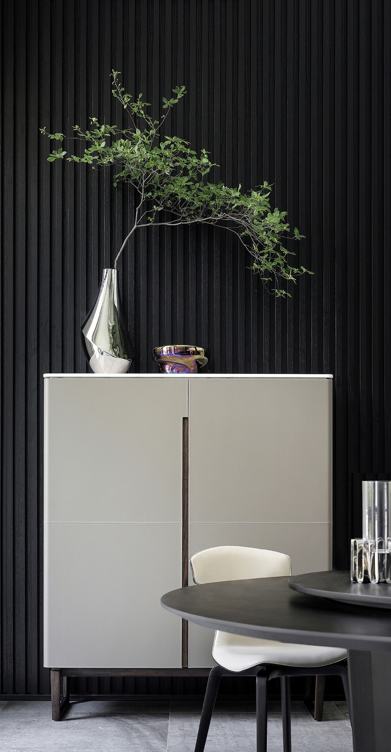 Fidelio | 高柜 Poltrona Frau的Fidelio高柜,实木打造,风格优雅地整理空间。