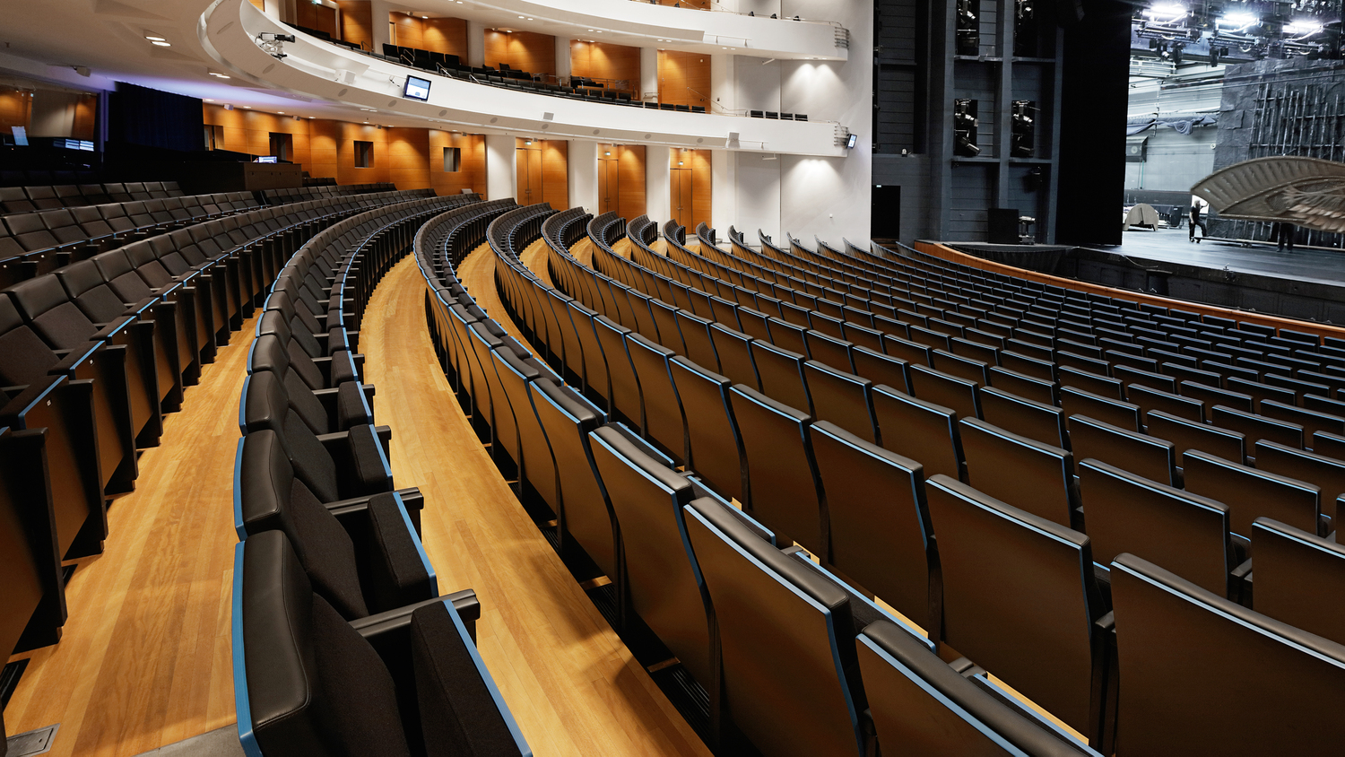 Finnish National Opera House Poltrona Frau x Finnish National Opera House: arredi su misura in legno e Pelle Frau® per un’esperienza teatrale raffinata e confortevole.