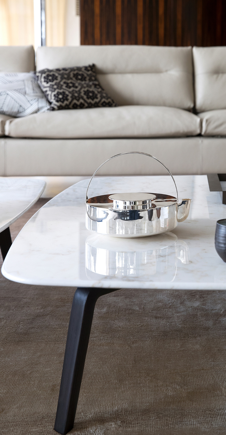 Fiorile | 小桌  Poltrona Frau的Fiorile桌,木質結構,線條現代且靈活。