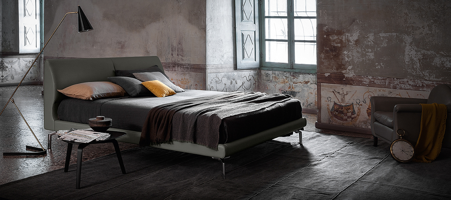 Poltrona Frau的Fiorile三角桌，木質，適合現代空間。