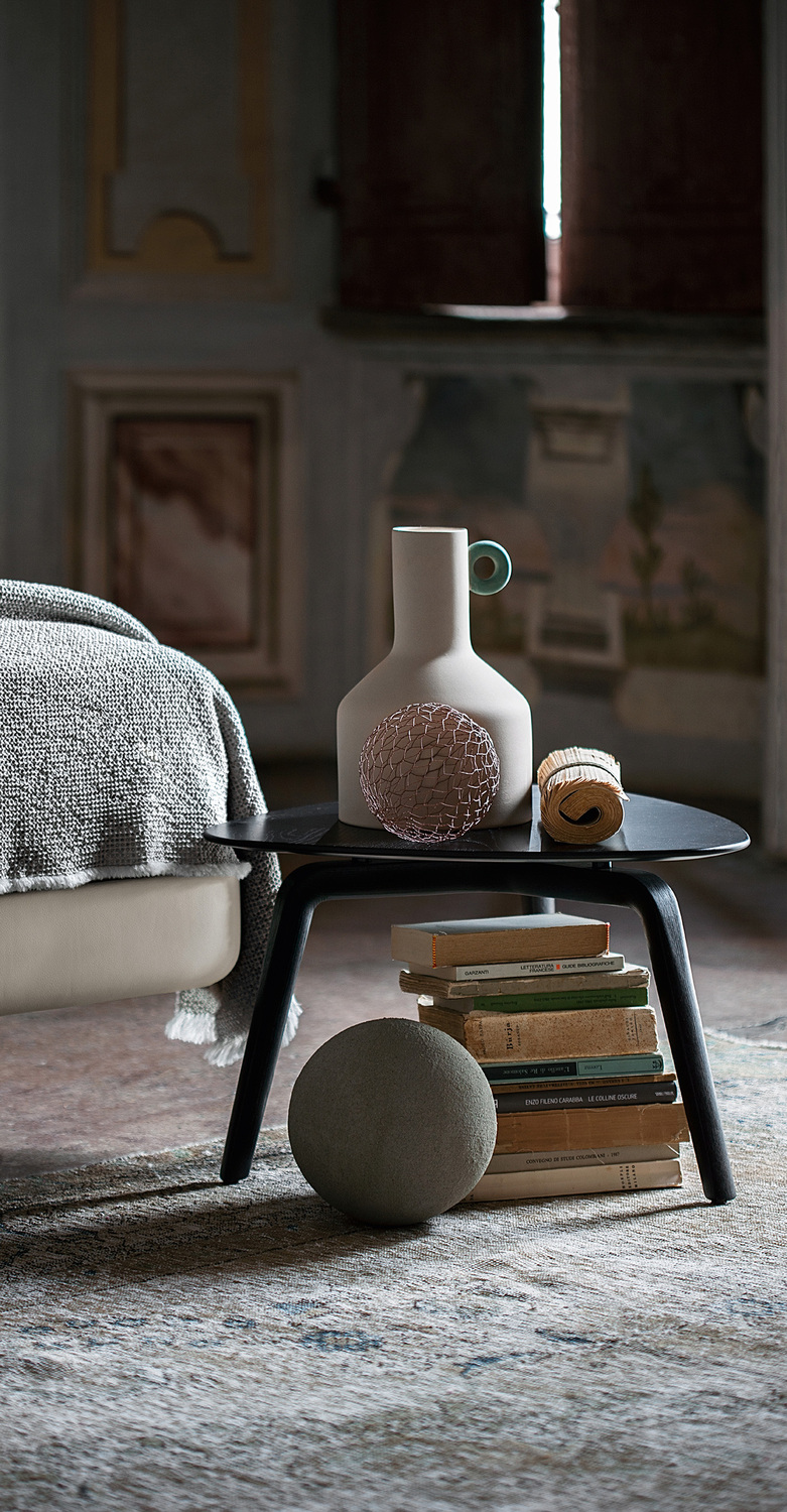 Poltrona Frau的Fiorile三角桌，木質，適合現代空間。