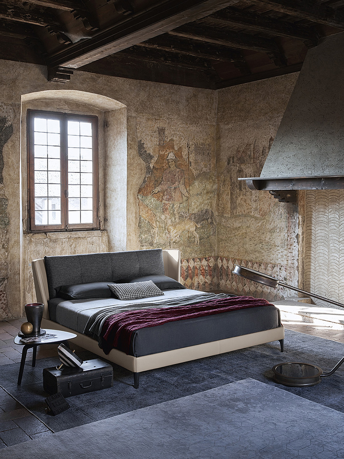 05 fiorile triangular small table