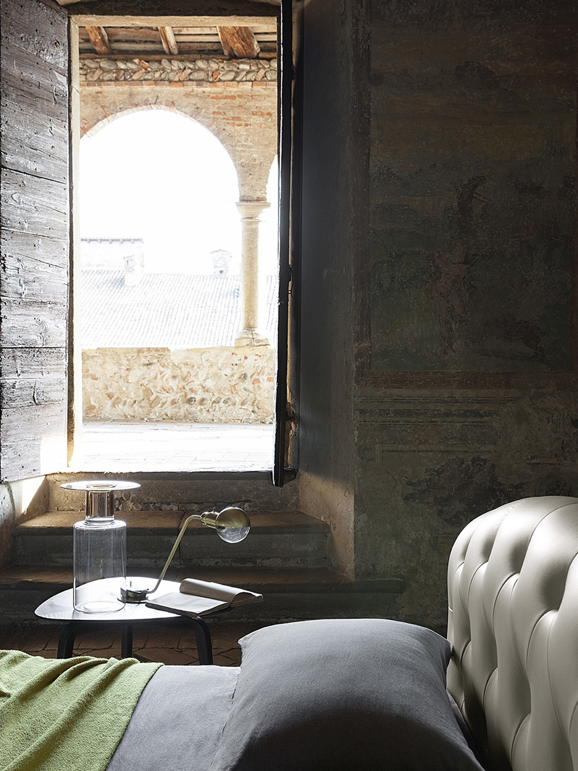 06 fiorile triangular small table