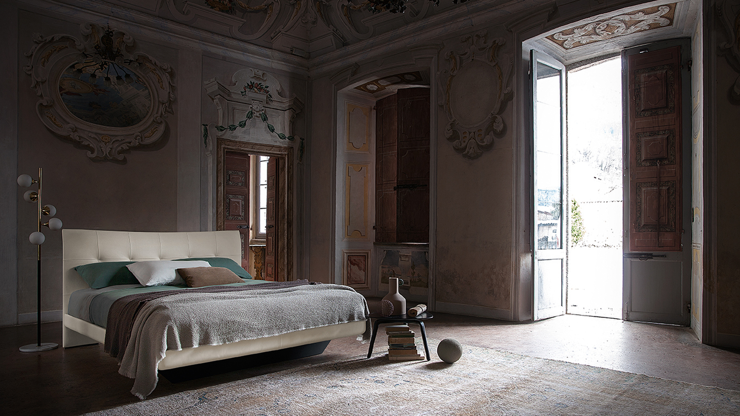 01 fiorile triangular small table