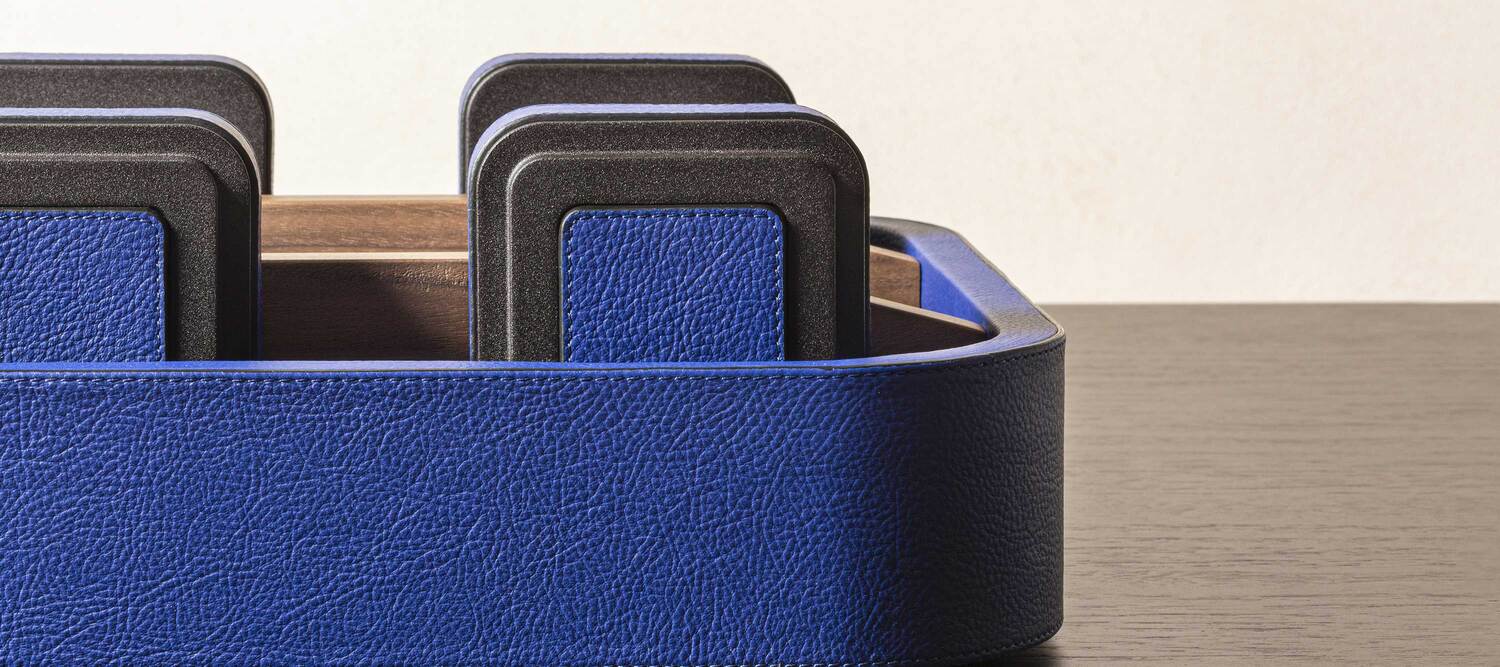 Fitness collection | 2个哑铃的套装 Poltrona Frau Fitness 2公斤哑铃套装,Pelle Frau®皮革包裹钢材,胡桃木手柄,符合人体工程学设计,配皮革托盘