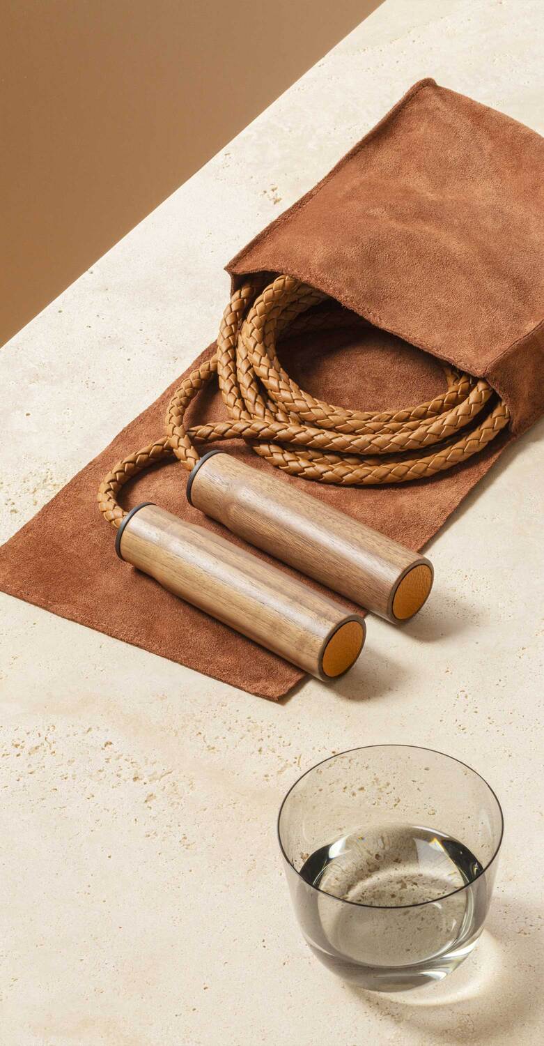 Fitness collection | 跳绳 Poltrona Frau Fitness跳绳,编织Pelle Frau®皮革制作,胡桃木手柄配皮革嵌件,优雅功能性设计,防滑握把