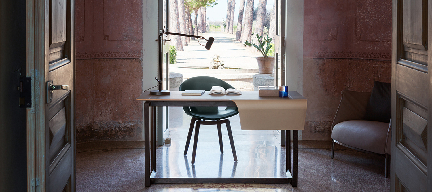 Fred | 写字台 Poltrona Frau Fred办公桌,摩卡色实心白蜡木,顶面无缝Saddle Extra皮革,意大利优雅与卓越设计的体现