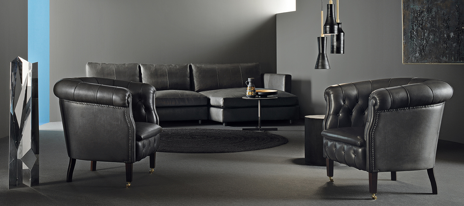 Fumoir | 扶手椅 Poltrona Frau Fumoir扶手椅,经干燥处理的山毛榉结构,菱形图案缝线,Pelle Frau®皮革包裹纽扣和黄铜轮,意大利优雅与卓越设计的体现