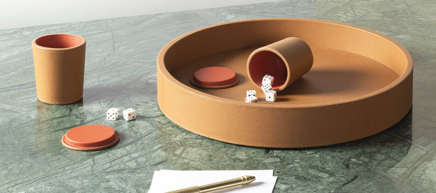 Games collection | 骰子套装 Poltrona Frau的Games系列骰子組,木質與皮革結合,義式優雅娛樂風格。