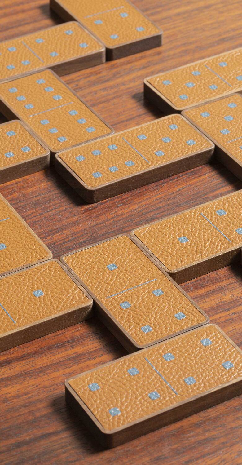 Poltrona Frau的Games Domino系列，木质和皮革的游戏套装，展示了意大利的工艺和风格。