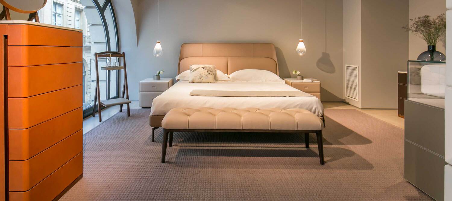 Glenn | 长凳 Poltrona Frau的Glenn长凳,实木和皮革结合,简约百搭适用于现代空间。