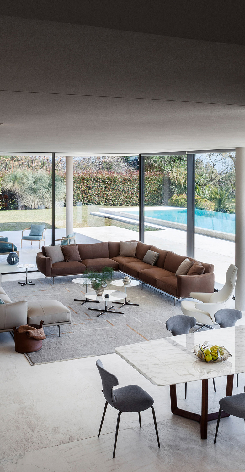 Poltrona Frau Happy Jack 沙发，黑色 Pelle Frau® 皮革，皮革包覆铝制底座，弧形包裹式靠垫，电动可调躺椅，意大利奢华设计