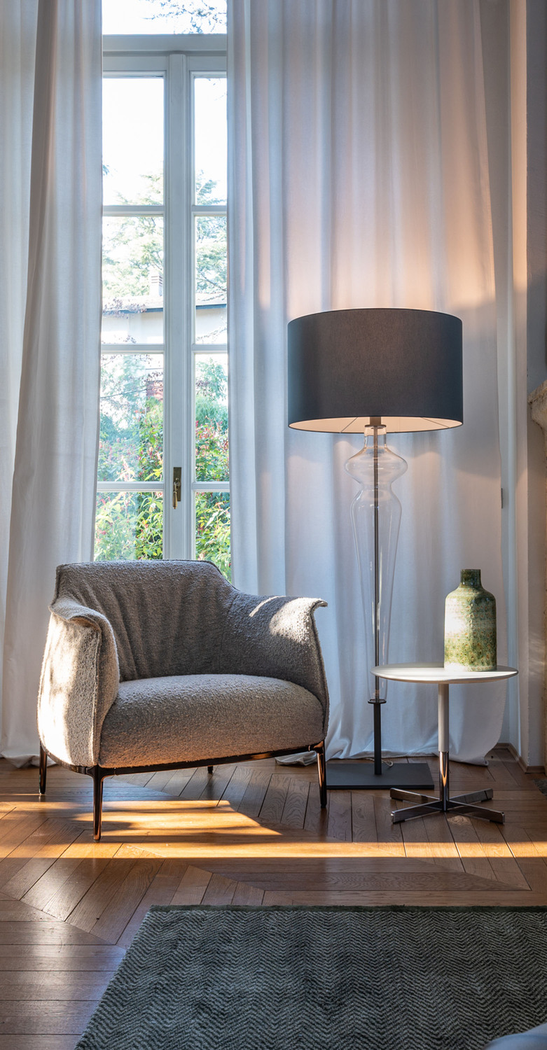 Holly | 灯具 Poltrona Frau的Holly灯具,透明玻璃轮廓仿若女性轮廓,喷漆金属底座与古铜黄铜细节,意大利优雅工艺设计。